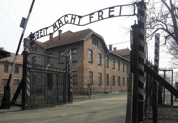 Eingangstor des KZ Auschwitz  Arbeit macht frei  2007 